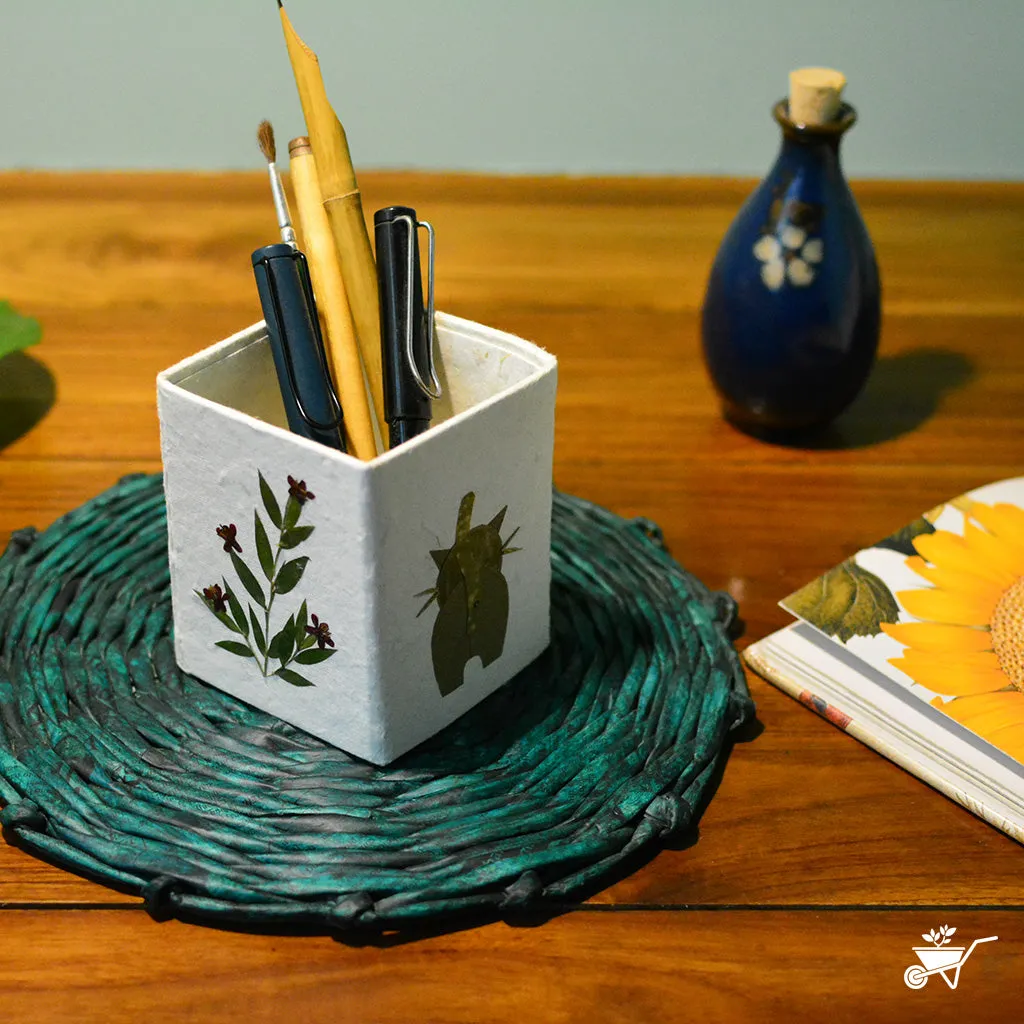 Catty Stroll Pen Stand