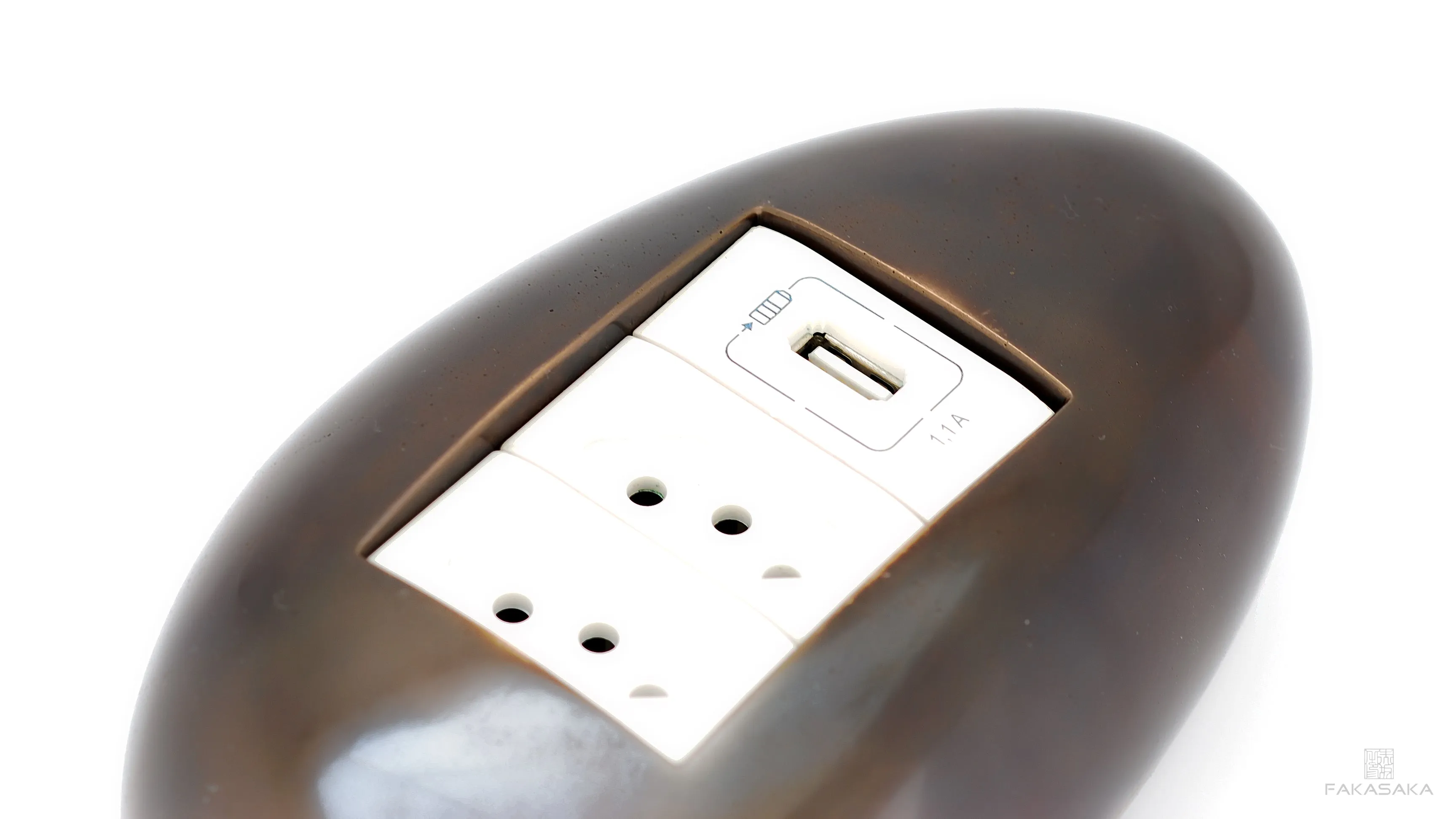 DYLAN<br><br>ELECTRICAL MODULE<br><br>2 OUTLETS   1 USB PORT   EXTENSION CORD<br><br>BLACKBROWN BRONZE